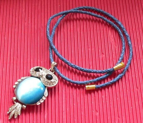 Sgh032 - Blaue Eule Rosegold An Lederband von NorikasFundgrube