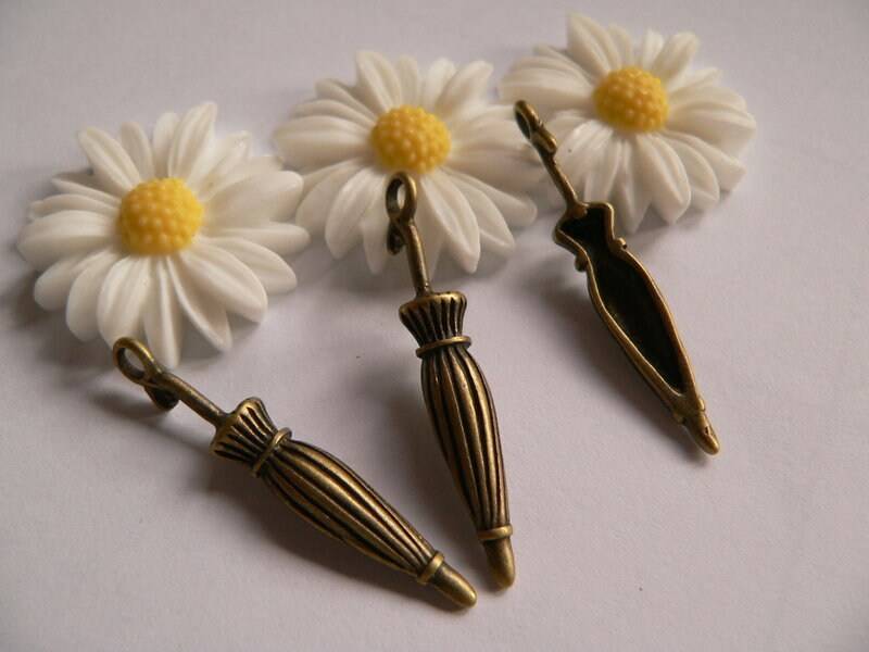 Tba111 - 4 Schmuckanhänger Regenschirm von NorikasFundgrube