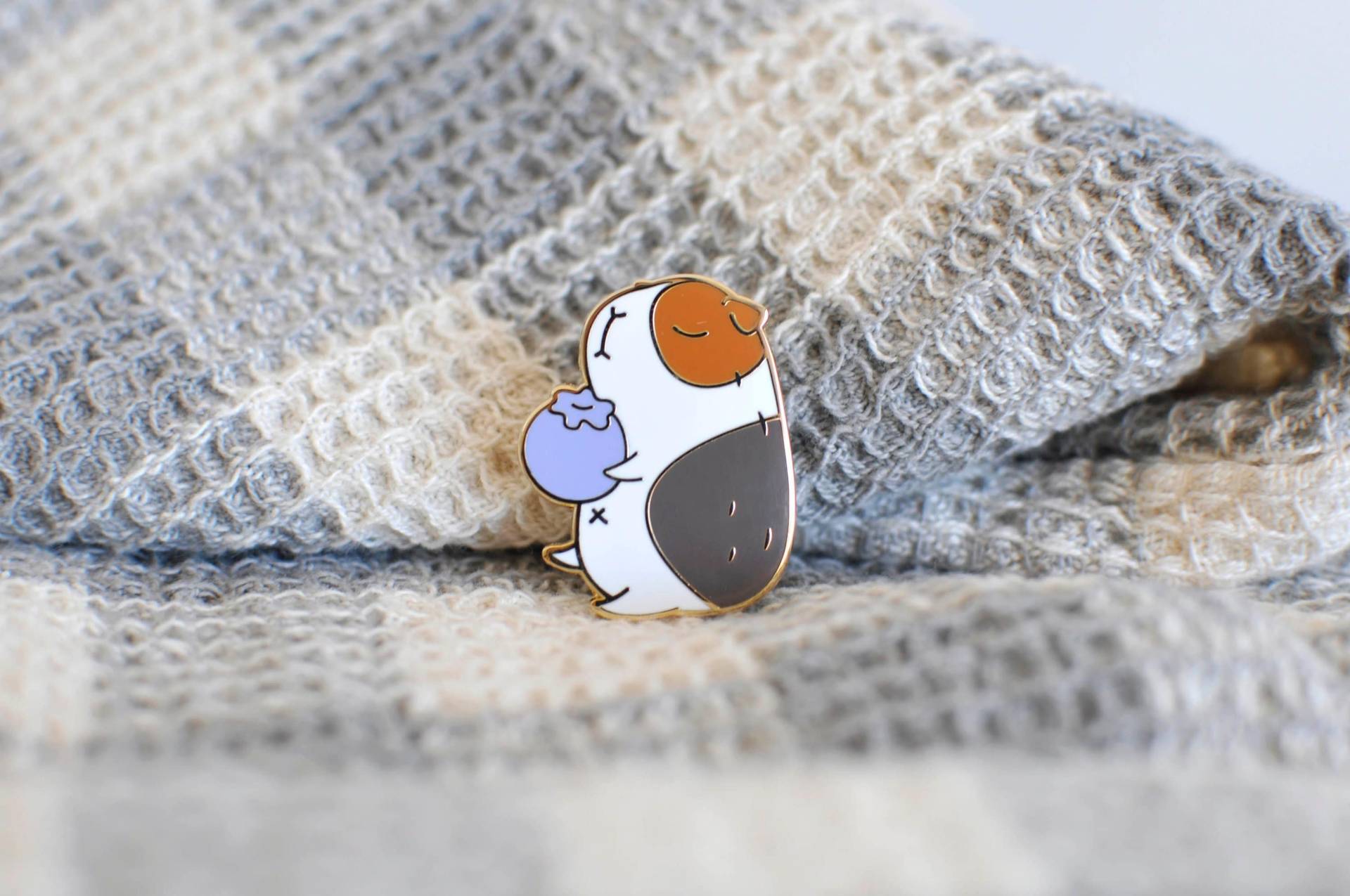 Blaubeere Und Meerschweinchen Emaille Pin Blaubeere Und Meerschweinchen Emaille Pin von Noristudio