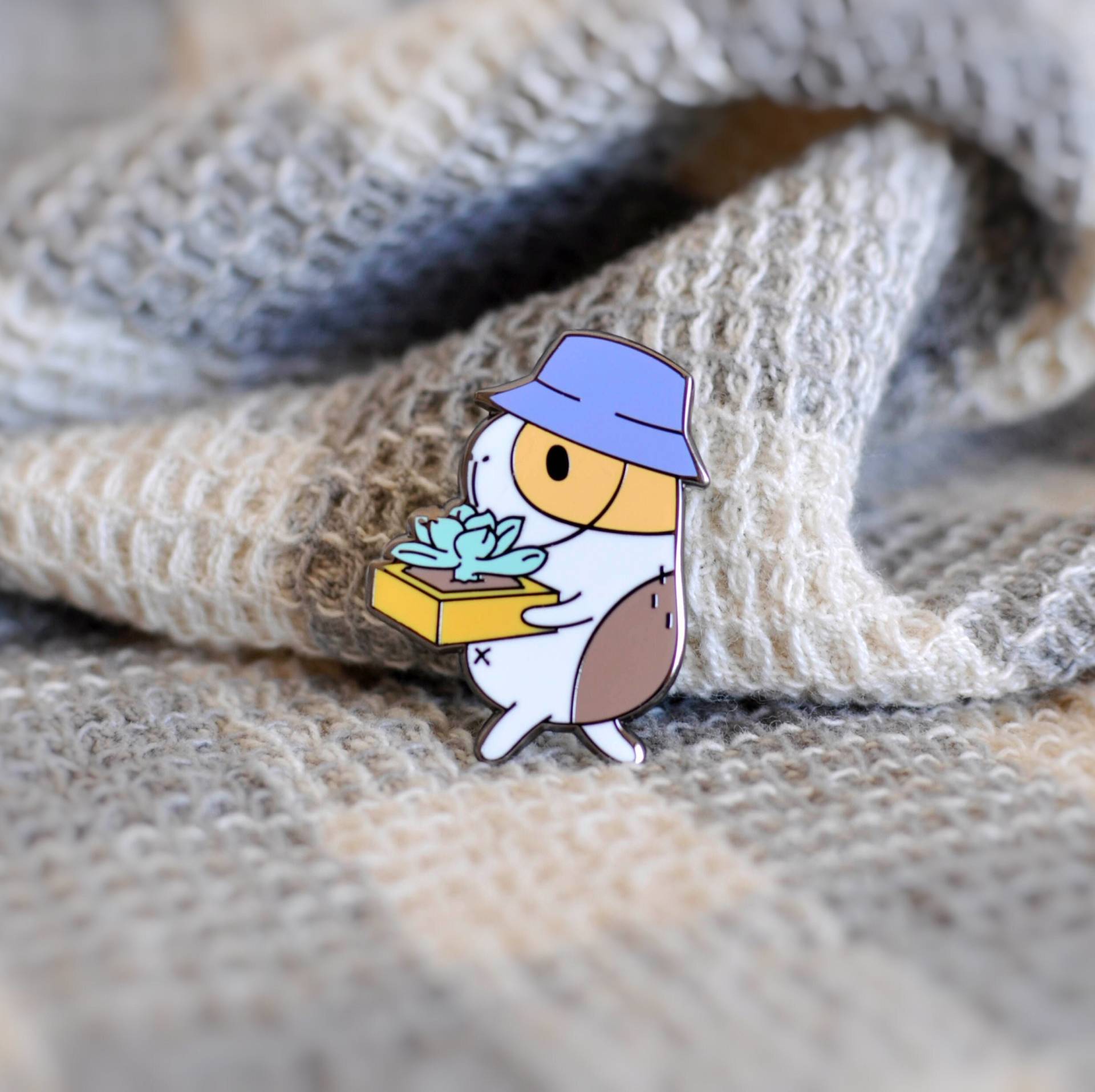 Meerschweinchen Mit Sukkulente Emaille Pin Meerschweinchen Mit Sukkulente Emaille Pin von Noristudio