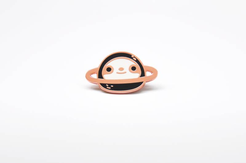 Planet Faultier Emaille Pin, Anstecknadel, Liebhaber Geschenk Für Ihn, Hut Pin von Noristudio