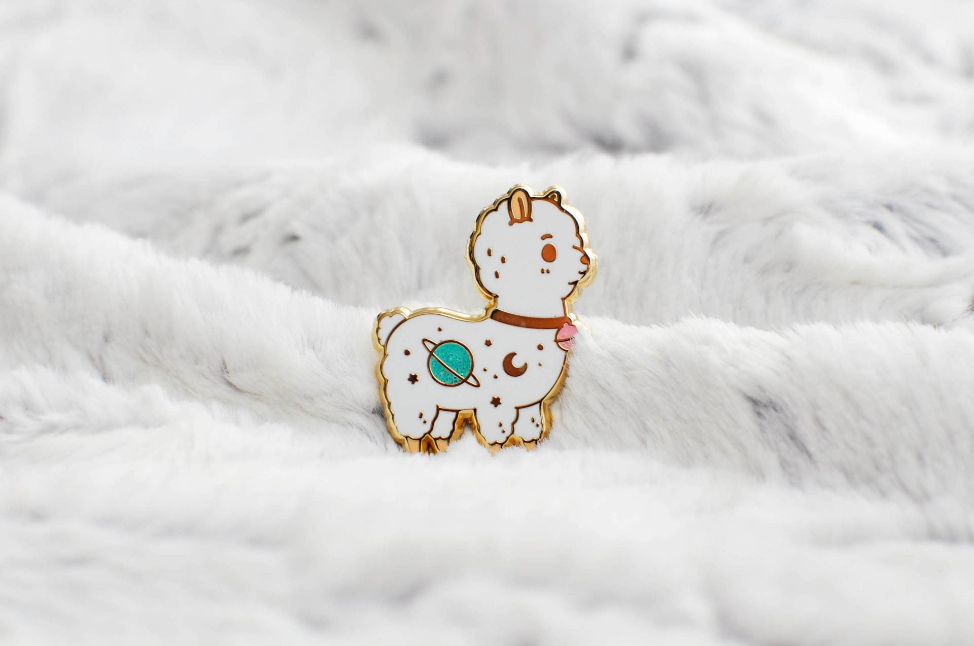 Weißer Alpaka Emaille Pin Mit Glitzer Von Noristudio Für Pin-Sammler Weißer Alpaka Emaille Pin Mit Glitzer Von Noristudio Für Pin-Sammler von Noristudio