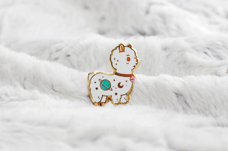 Weißer Alpaka Emaille Pin Mit Glitzer Von Noristudio Für Pin-Sammler Weißer Alpaka Emaille Pin Mit Glitzer Von Noristudio Für Pin-Sammler von Noristudio