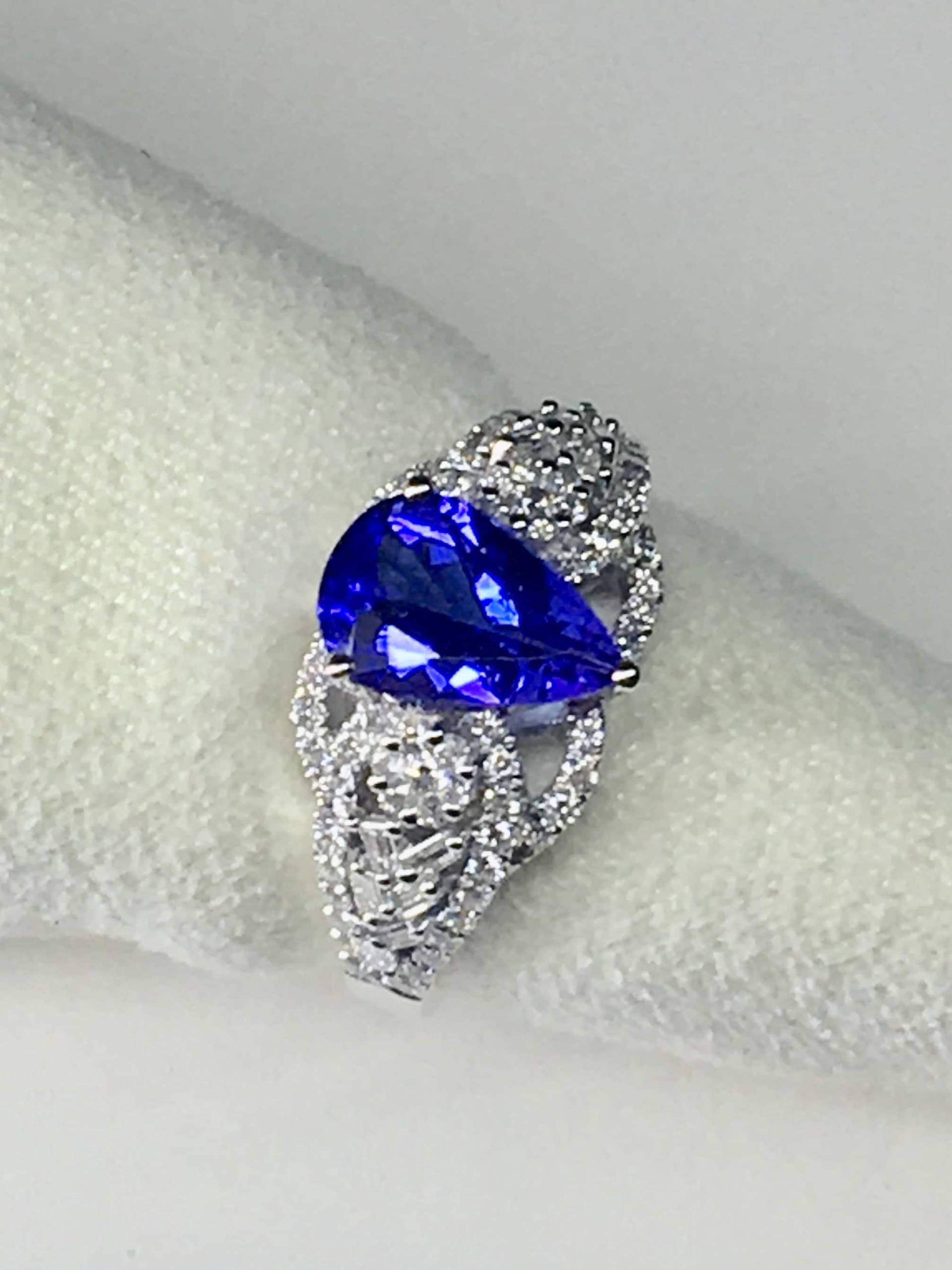 2.15 Karat Natürlicher Tansanit Mit Diamant Baguettes & Brillianten 0.60 Ring in 18K Weißgold - Einzigartiges Weihnachtsgeschenk Für Sie von NoritaJewelryBox