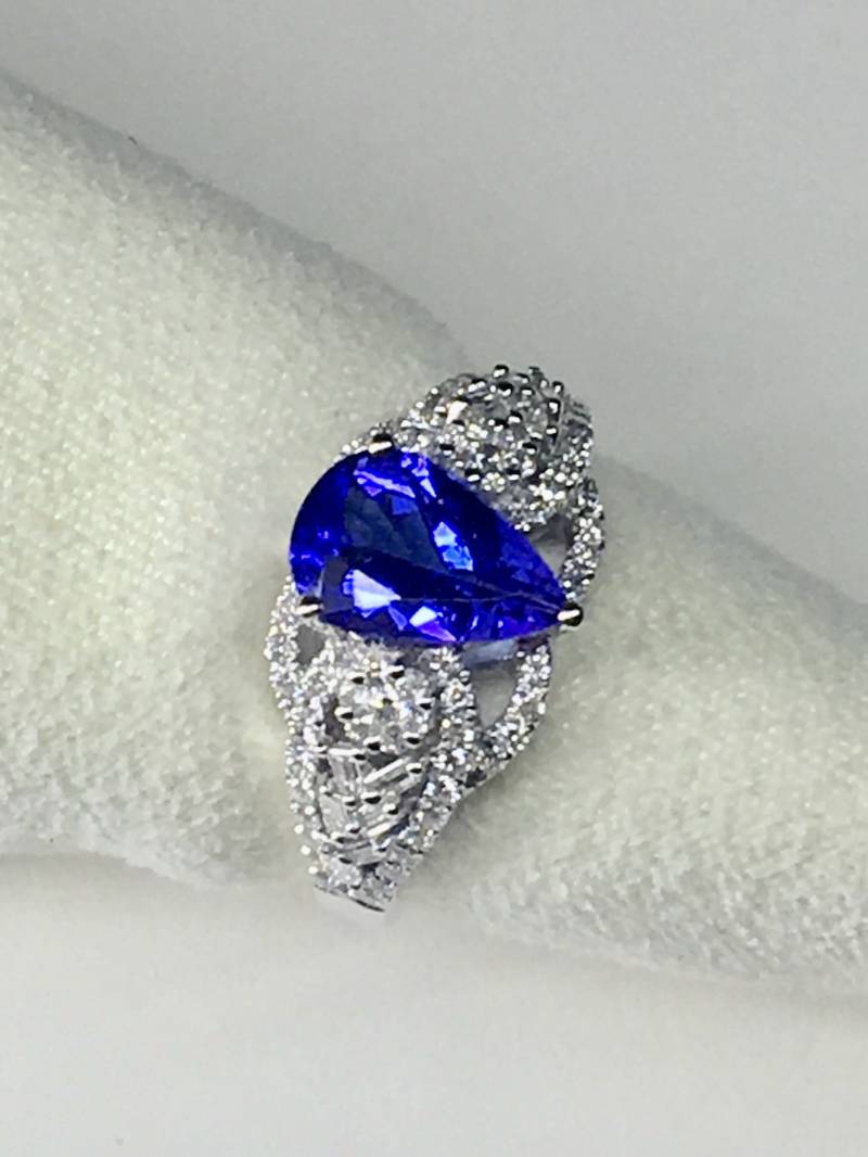 2.15 Karat Natürlicher Tansanit Mit Diamant Baguettes & Brillianten 0.60 Ring in 18K Weißgold - Einzigartiges Weihnachtsgeschenk Für Sie von NoritaJewelryBox