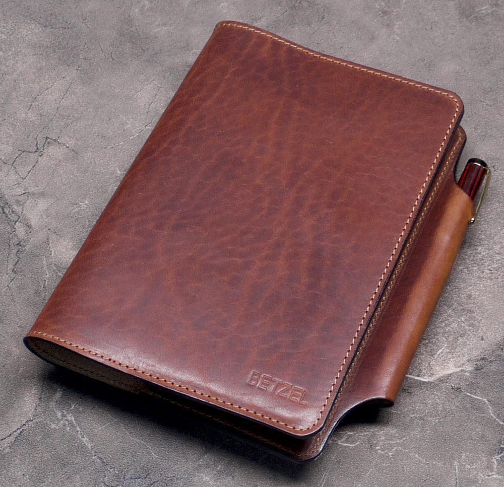 Kaliber Leuchtturm 1917 Notizbuchhülle Mit Monogramm Und Integrierter Stiftschlaufe - Horween Dublin Leder von NormCahnLeatherworks