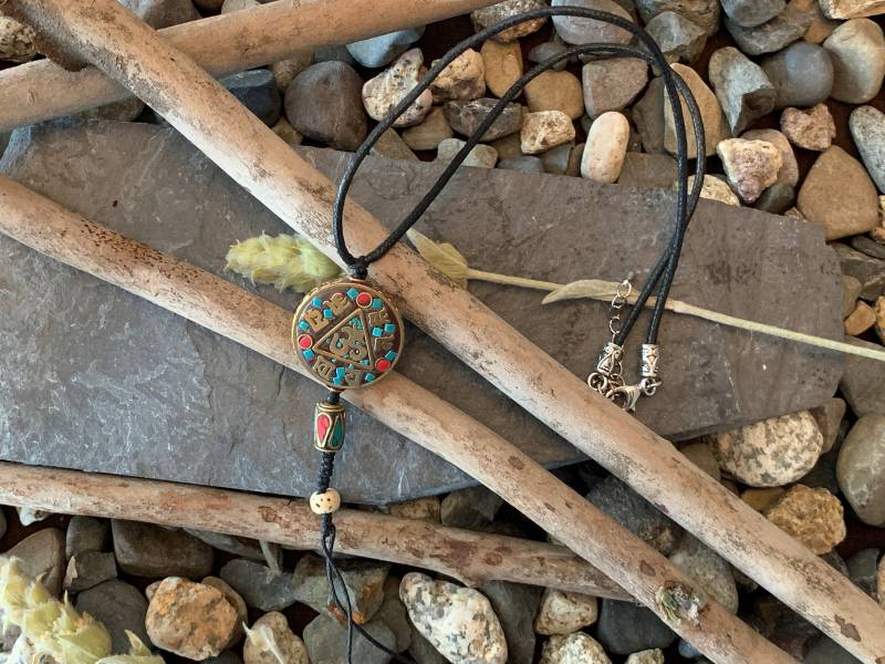 Tibetan Buddha Pendant Keychain Keyring Om Ohm Aum Buddhist Mantra Sign Yoga Charm Car Key Chain For Women Nepal Ethnic Jewelry von NorseMagicBox