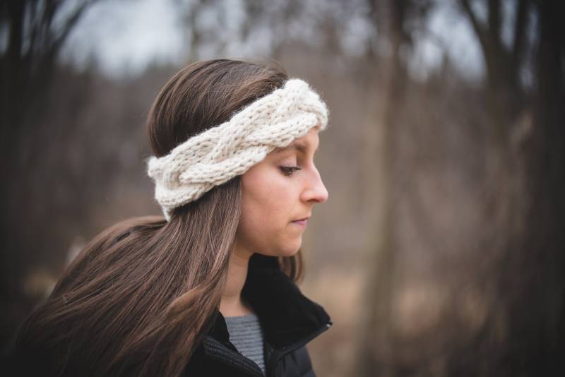 Schlichtes Geflochtenes Stirnband in Creme Schlichtes Geflochtenes Stirnband in Creme von NorthernHeartKnits