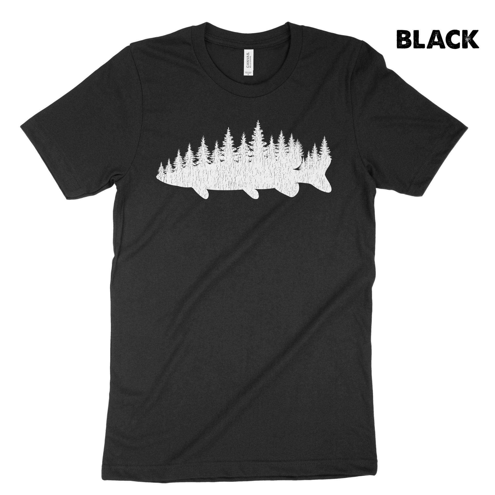 Northern Pike Forest Treeline Unisex Fisherman T-Shirt von NorthernOutdoors