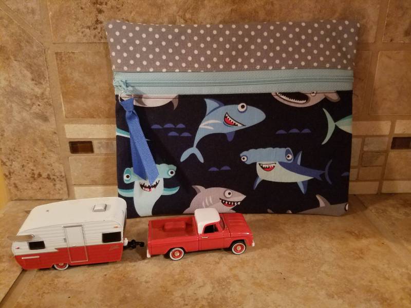 Kleine Reißverschlusstasche Mit Haien Print Kleine Reißverschlusstasche Mit Haien Print von NorthernOutpostGoods