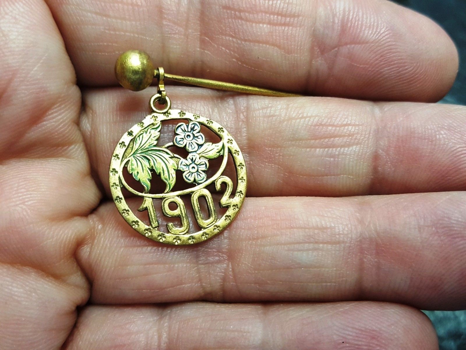 Antike 1902 Unmarkierte Goldfarbe Stift Stil Jugendstil Schmuck, Hut von NorthglenAntiques