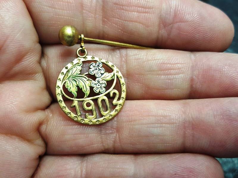 Antike 1902 Unmarkierte Goldfarbe Stift Stil Jugendstil Schmuck, Hut von NorthglenAntiques