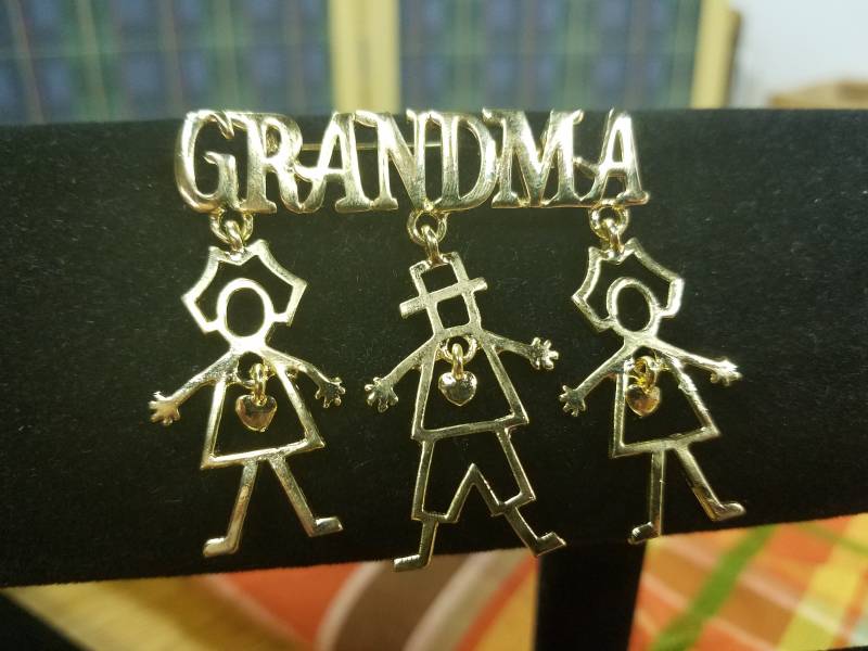 Grandma Brag Anstecknadel Mit Oma, Opa, Enkelkindern, Jungen Und Mädchen, Enkeln Enkelinnen von NorthglenAntiques