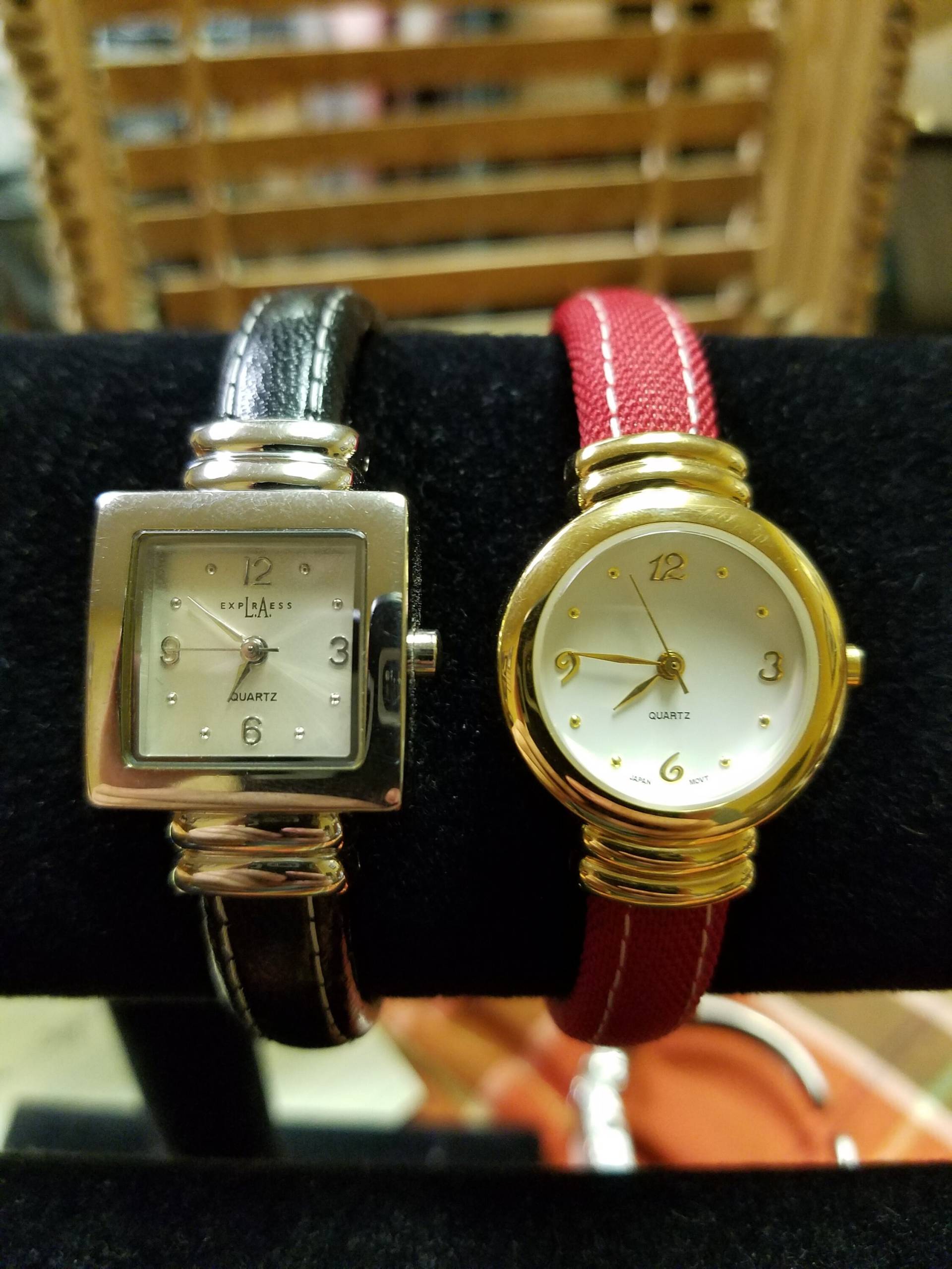 Paar Vintage Damenuhr Armreifen Armbänder Mit Neuen Batterien von NorthglenAntiques