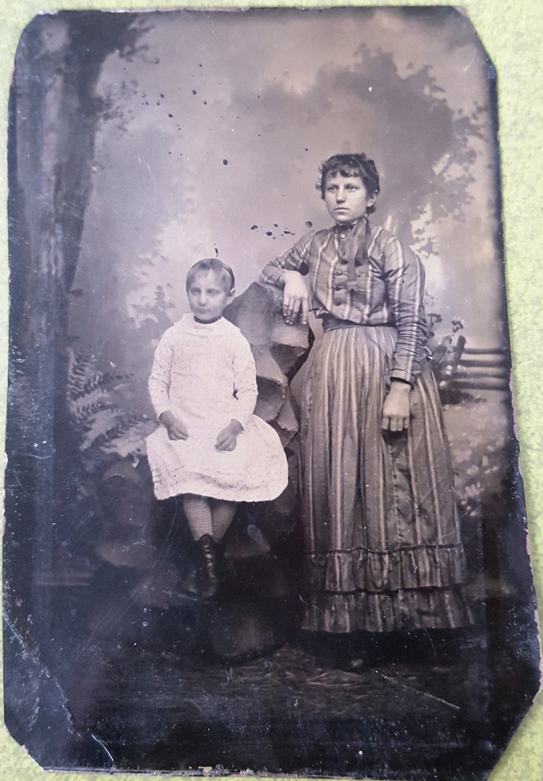 Tintype Foto Junge Mutter Und Tochter - Ziemlich Posiert Perfekt von NorthglenAntiques