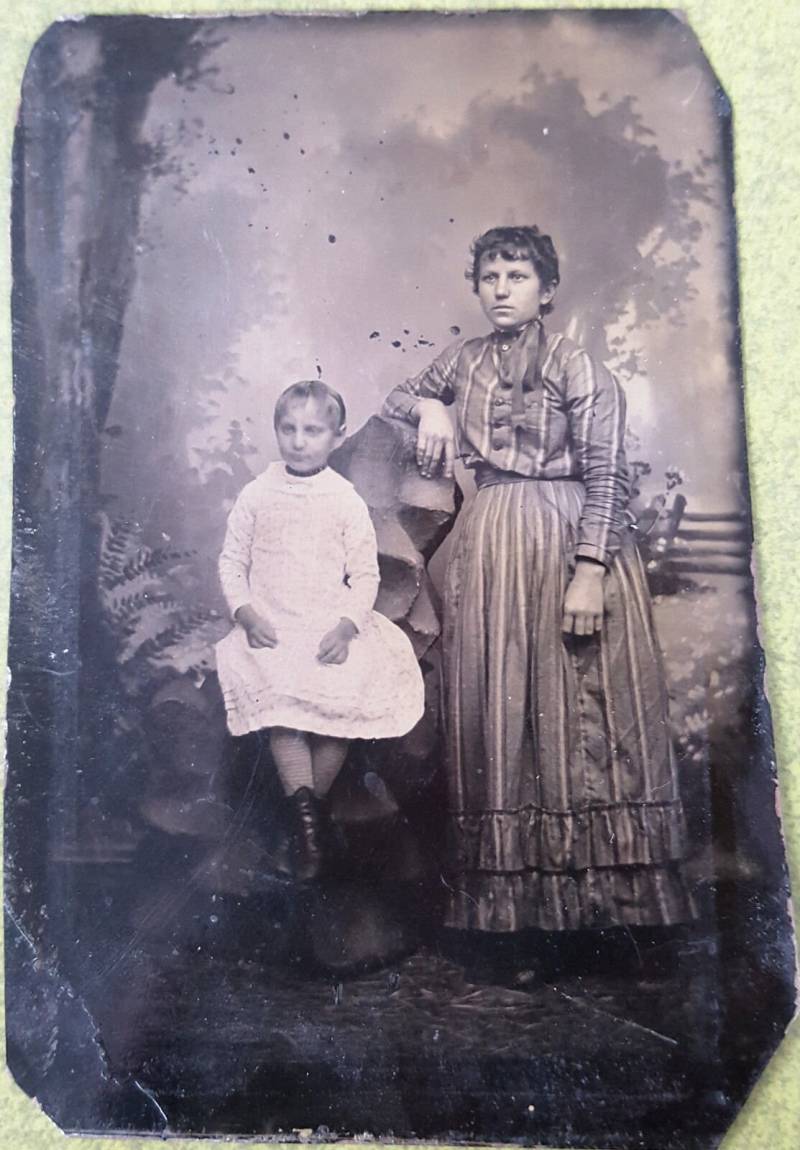 Tintype Foto Junge Mutter Und Tochter - Ziemlich Posiert Perfekt von NorthglenAntiques
