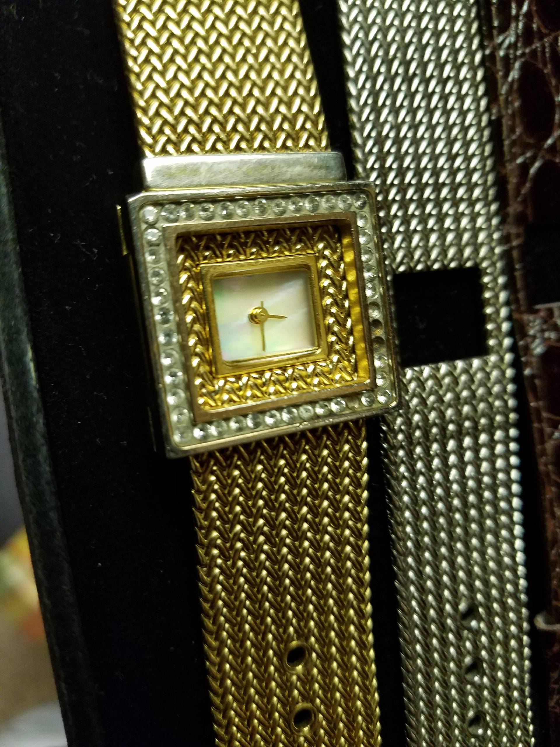 Vintage Damen-Garderobe Uhr Mit 6 Verschiedenen Stil/Farbigen Bändern. Hat Neue Batterie. Tolles Geschenk Für Jemanden Oder Sich Selbst von NorthglenAntiques