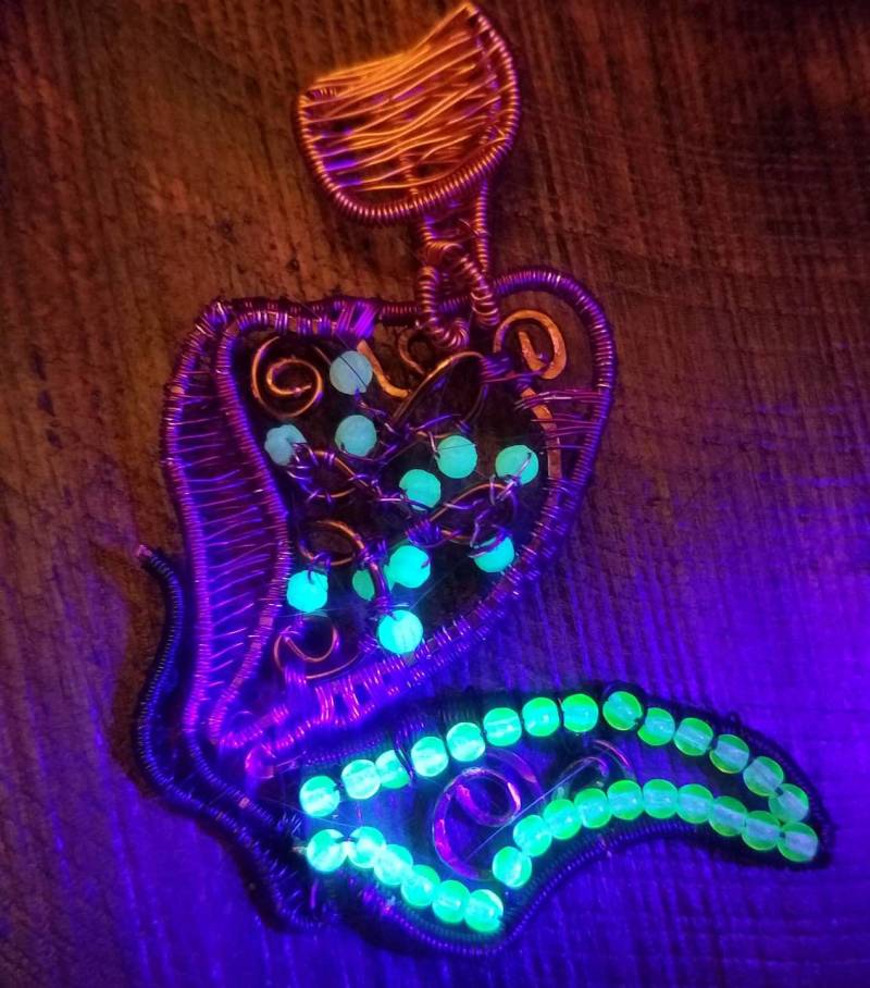 Schillernde Uran Uv-Reaktiven Draht Gewickelt Schmetterling Anhänger Schillernde Uran Uv-Reaktiven Draht Gewickelt Schmetterling Anhänger von NorthrnAuroraDesigns