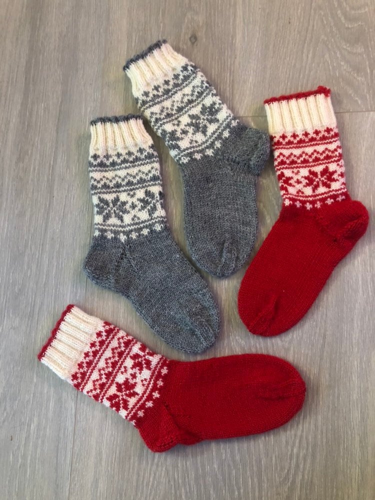 Merry & Warm Handgefertigte Unisex-Socken Merry & Warm Handgefertigte Unisex-Socken von NorwegianKnitByAukan