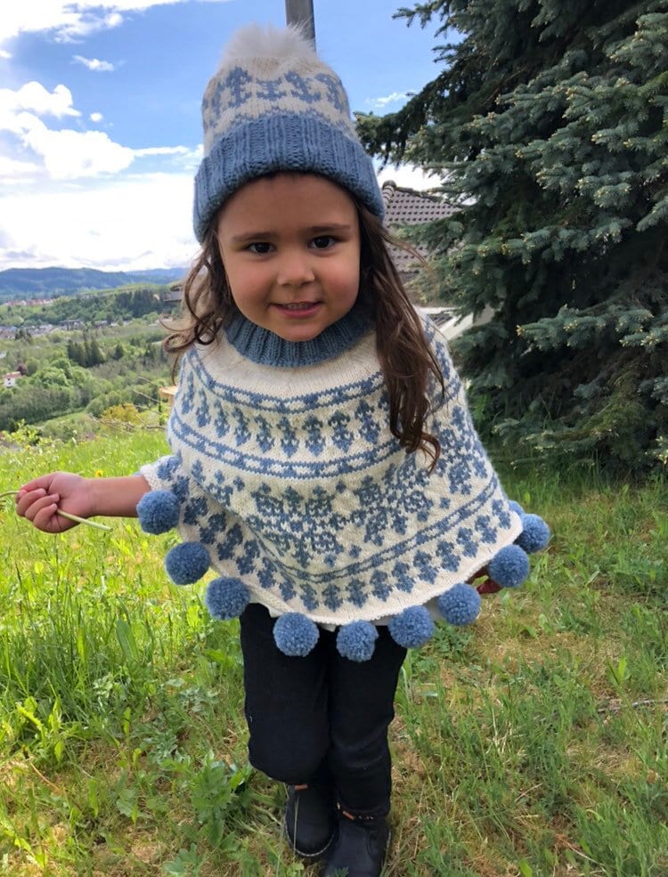 Süßer Poncho Größe 4-6 Jahre Süßer Poncho Größe 4-6 Jahre von NorwegianKnitByAukan