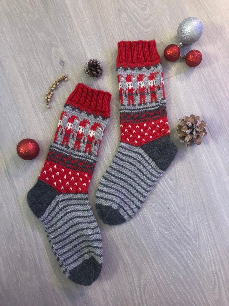 Tanzende Elfen Handgestrickte Socken Tanzende Elfen Handgestrickte Socken von NorwegianKnitByAukan
