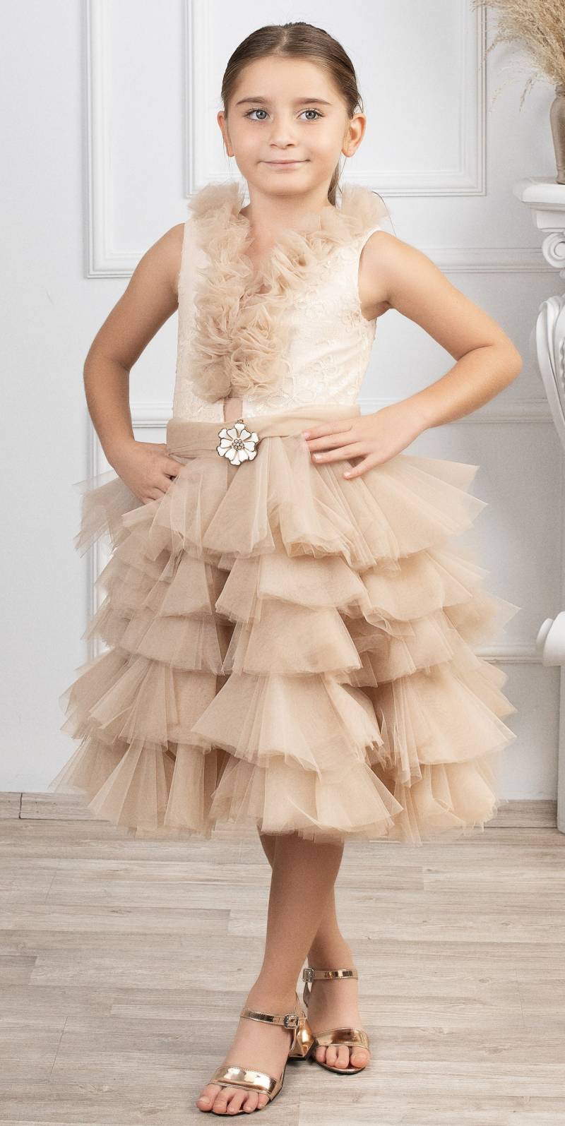 Kichererbsenfarbe Mädchenkleid Kichererbsenfarbe Mädchenkleid von NossiByCostume