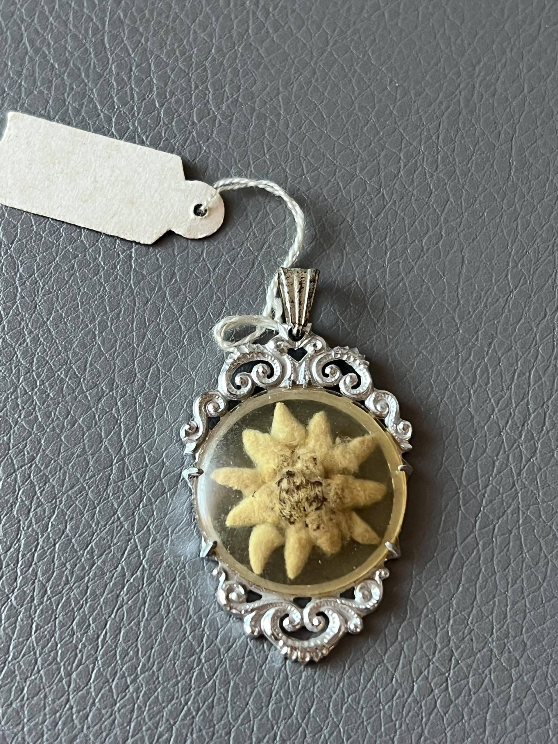 Edelweiss-Blumen-Weinlese-Anhänger von NostalgiaBoutiqueR