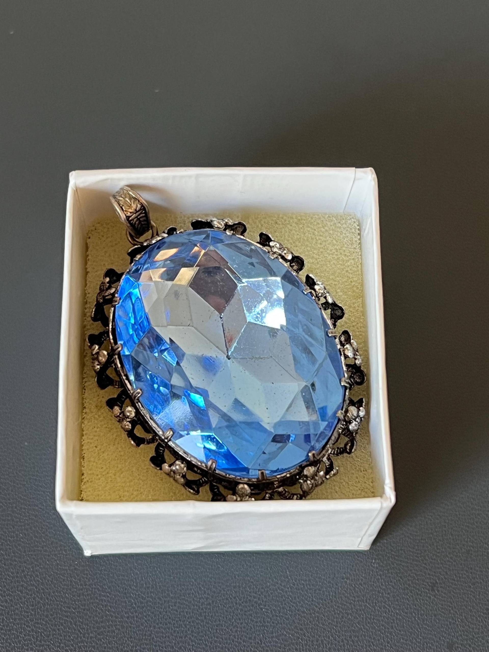 Großer Durchbrochener Vintage Anhänger Mit Blauem Glas Aus Österreich von NostalgiaBoutiqueR