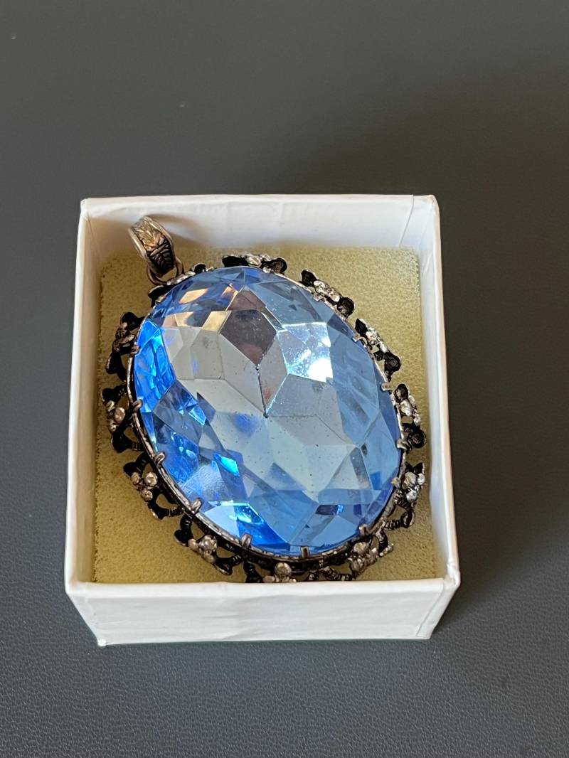 Großer Durchbrochener Vintage Anhänger Mit Blauem Glas Aus Österreich von NostalgiaBoutiqueR