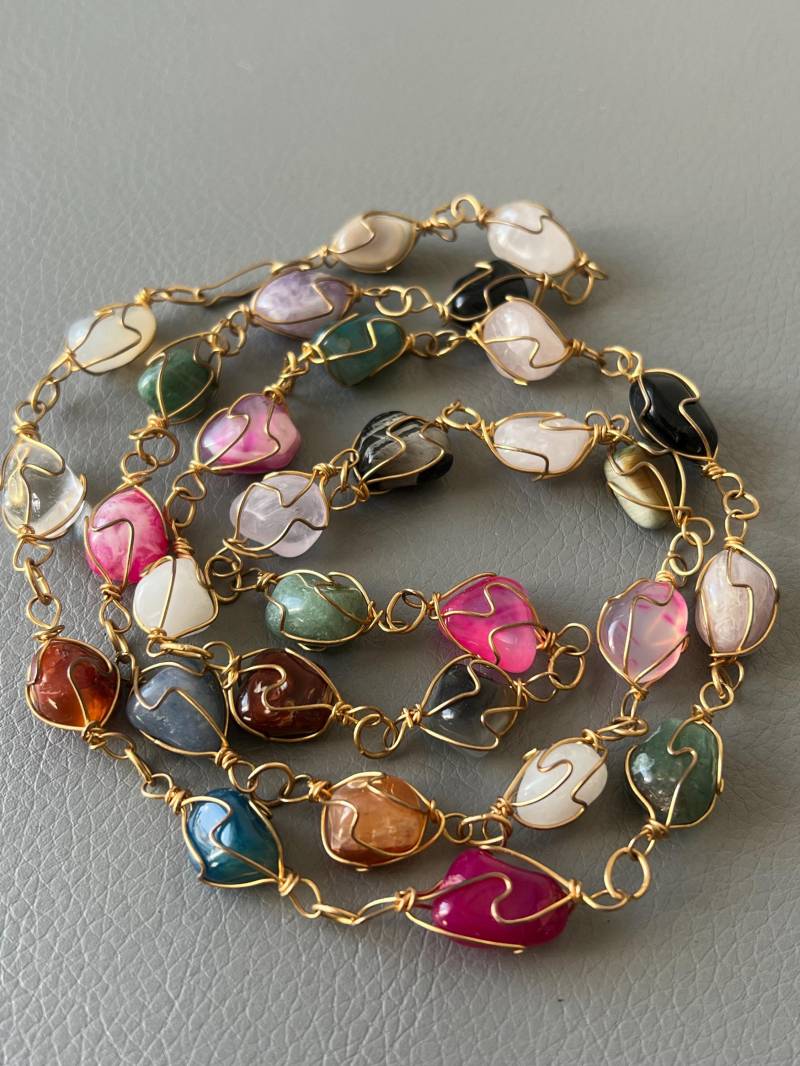 Halskette Aus Polierten Mehrfarbigen Halbedelsteinen Amethyst, Achat Und Karneol in Einem Drahtkäfig von NostalgiaBoutiqueR