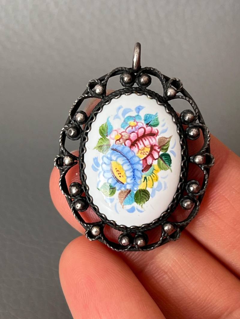 Handbemalter Emaillierter Anhänger Aus Silberfarbenem Neusilber von NostalgiaBoutiqueR