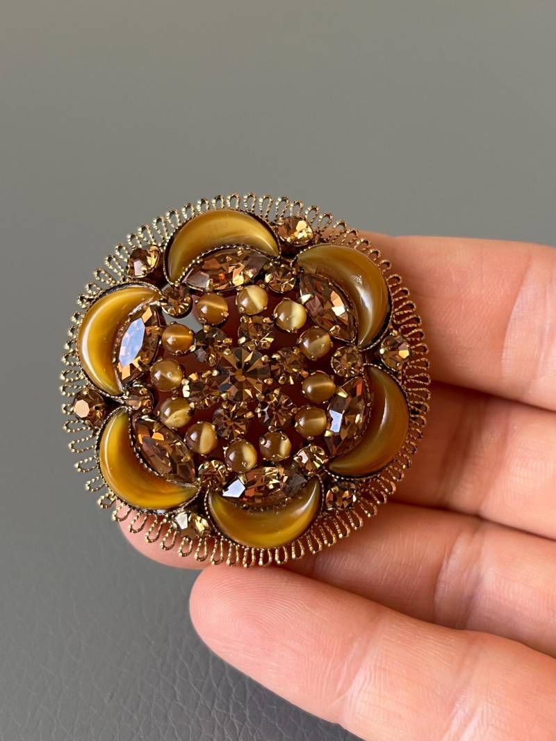Karamell Brosche Mit Cabochon Aus Österreich 1970Er Jahre von NostalgiaBoutiqueR