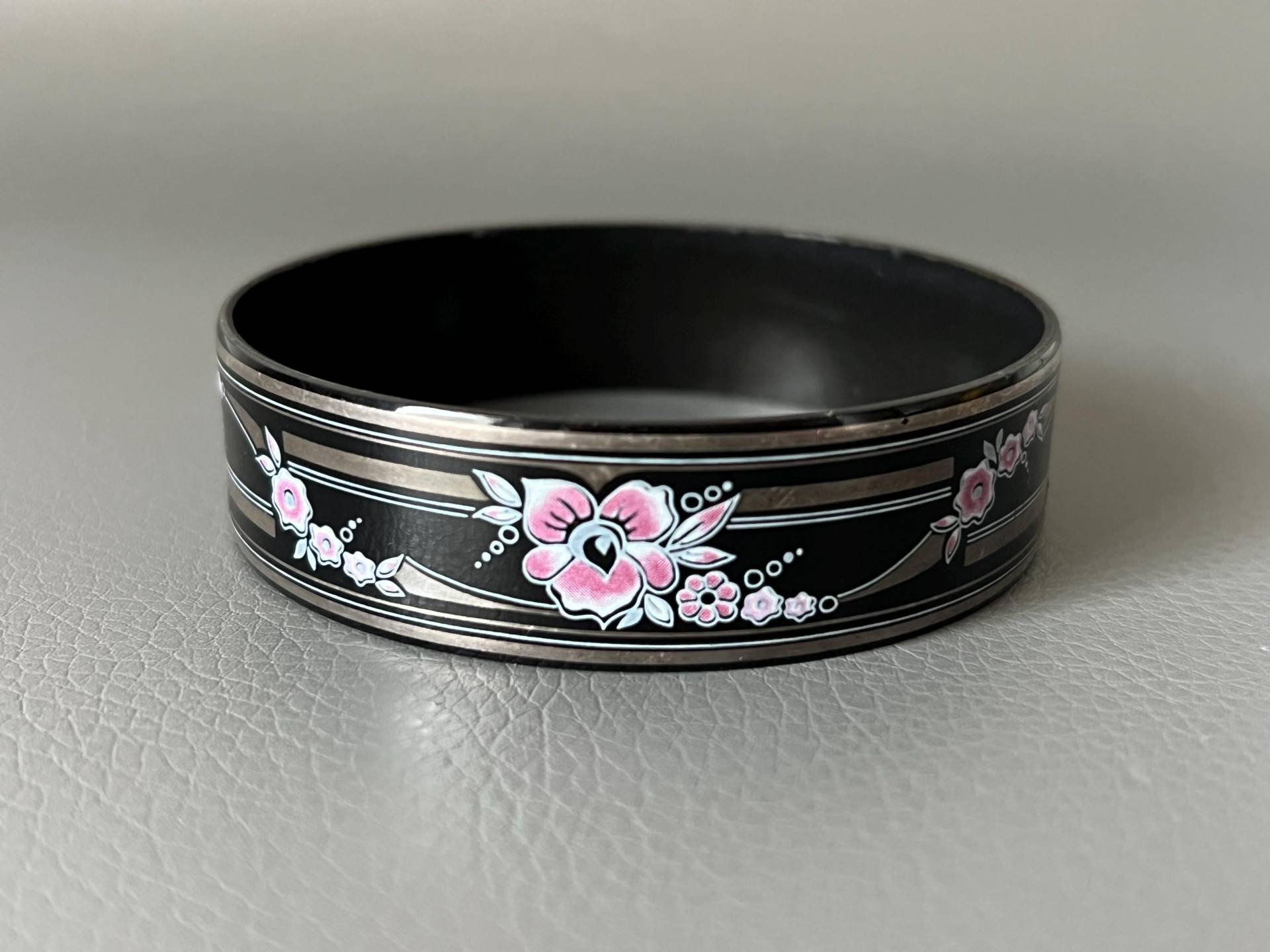 Michaela Frey Vintage Emaille Armreif - 70Er Jahre Schwarzes Armband Mit Rosa Blumen von NostalgiaBoutiqueR