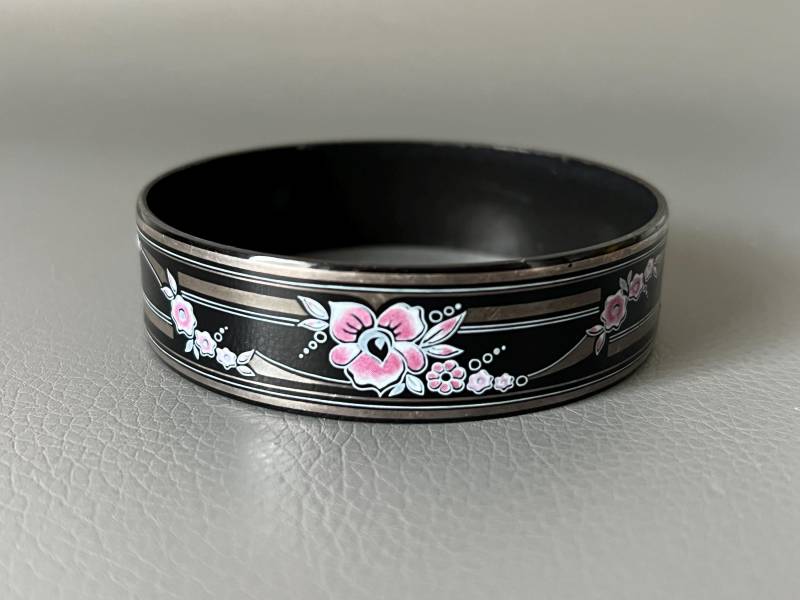 Michaela Frey Vintage Emaille Armreif - 70Er Jahre Schwarzes Armband Mit Rosa Blumen von NostalgiaBoutiqueR
