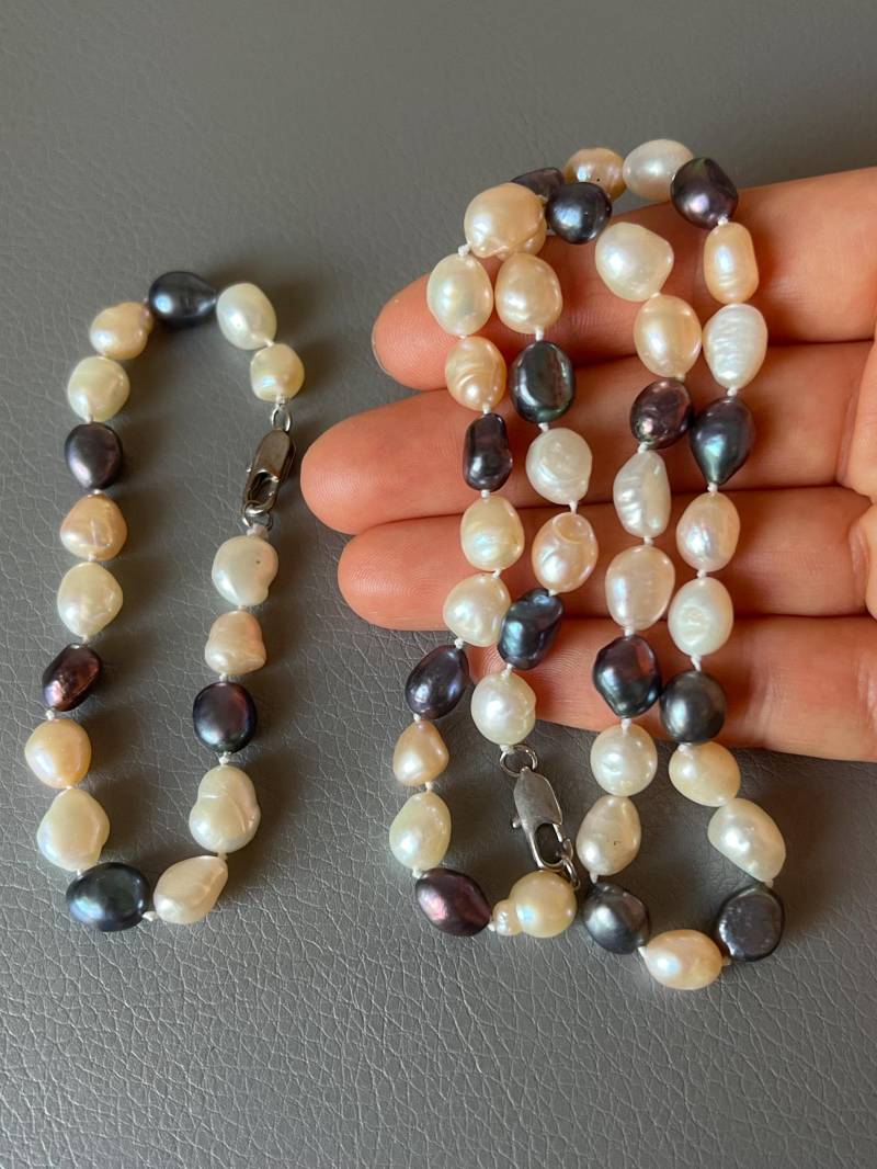 Vintage 1960S Schwarz & Weißes Perlen Collier Und Armband Set von NostalgiaBoutiqueR