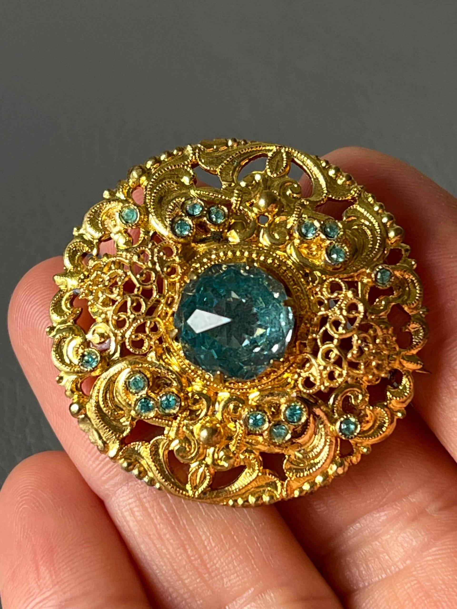 Vintage Brosche Goldener Ton Blau Glasschmuck von NostalgiaBoutiqueR