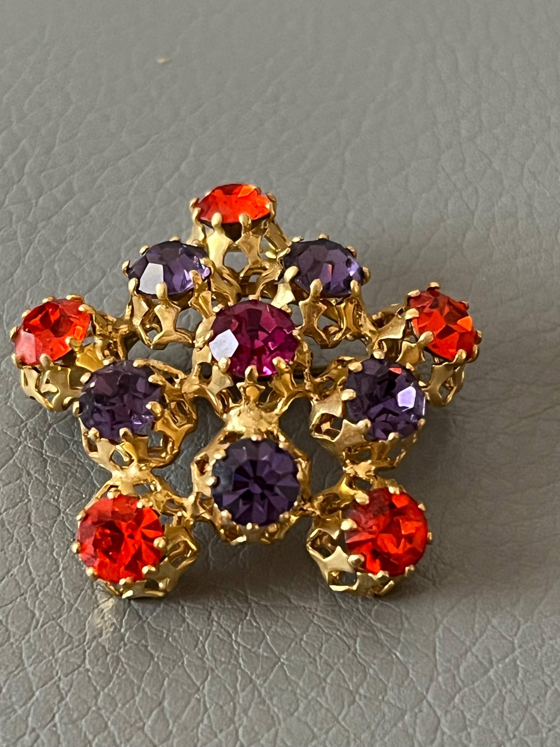 Vintage Brosche Goldfarben Und Bunt Strass Made in Austria von NostalgiaBoutiqueR