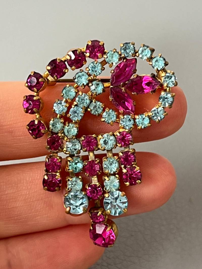 Vintage Brosche Mit Anhänger von NostalgiaBoutiqueR