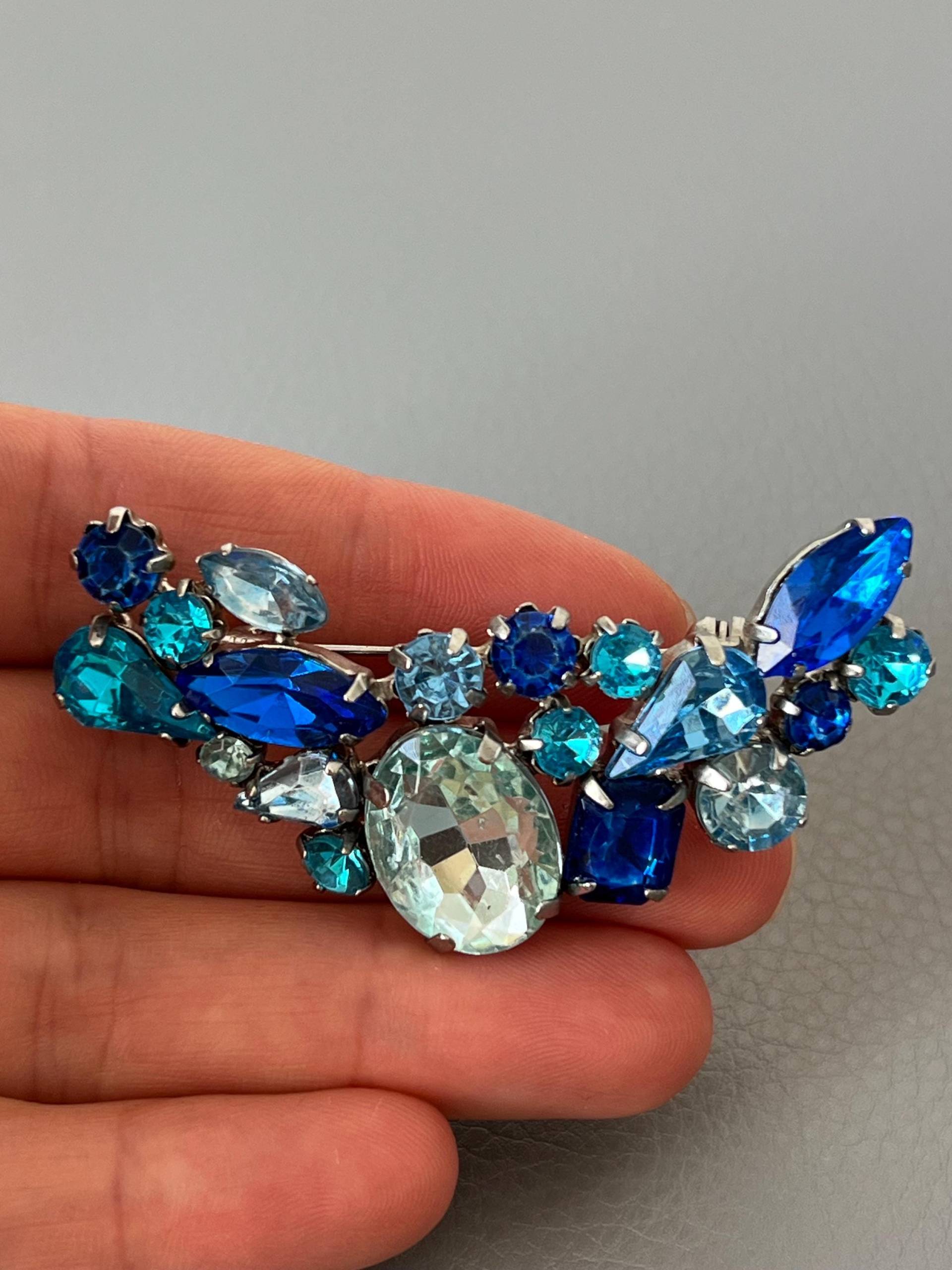 Vintage Brosche Mit Blauem Glas von NostalgiaBoutiqueR