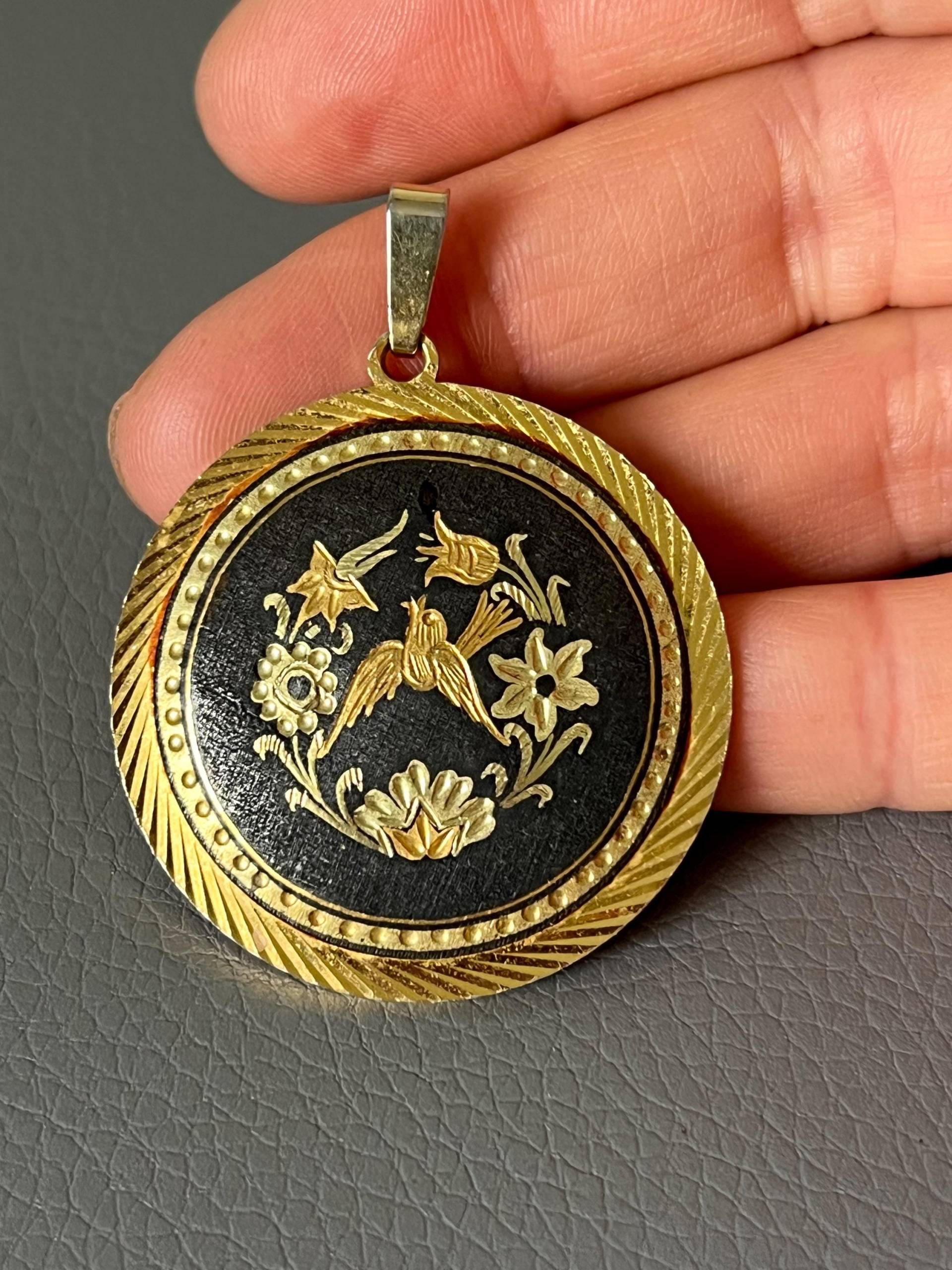 Vintage Damaszener Anhänger Schwarz/Goldton von NostalgiaBoutiqueR