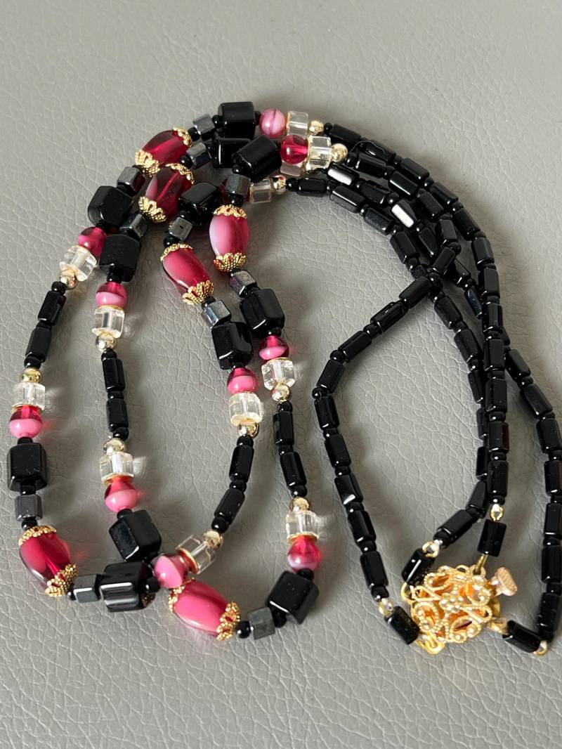 Vintage Doppel-Schwarz Und Rot Glasperlen Tschechoslowakei von NostalgiaBoutiqueR