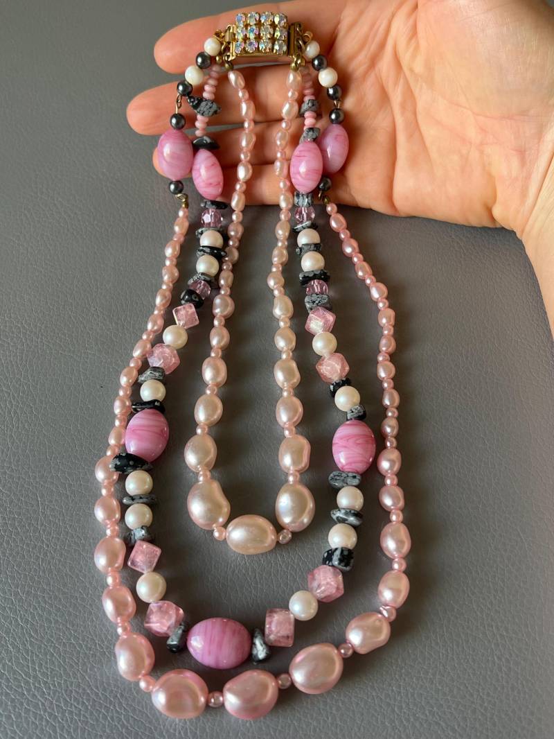 Vintage Drei-Linie Rosa Halskette Perlen Retro Schmuck von NostalgiaBoutiqueR