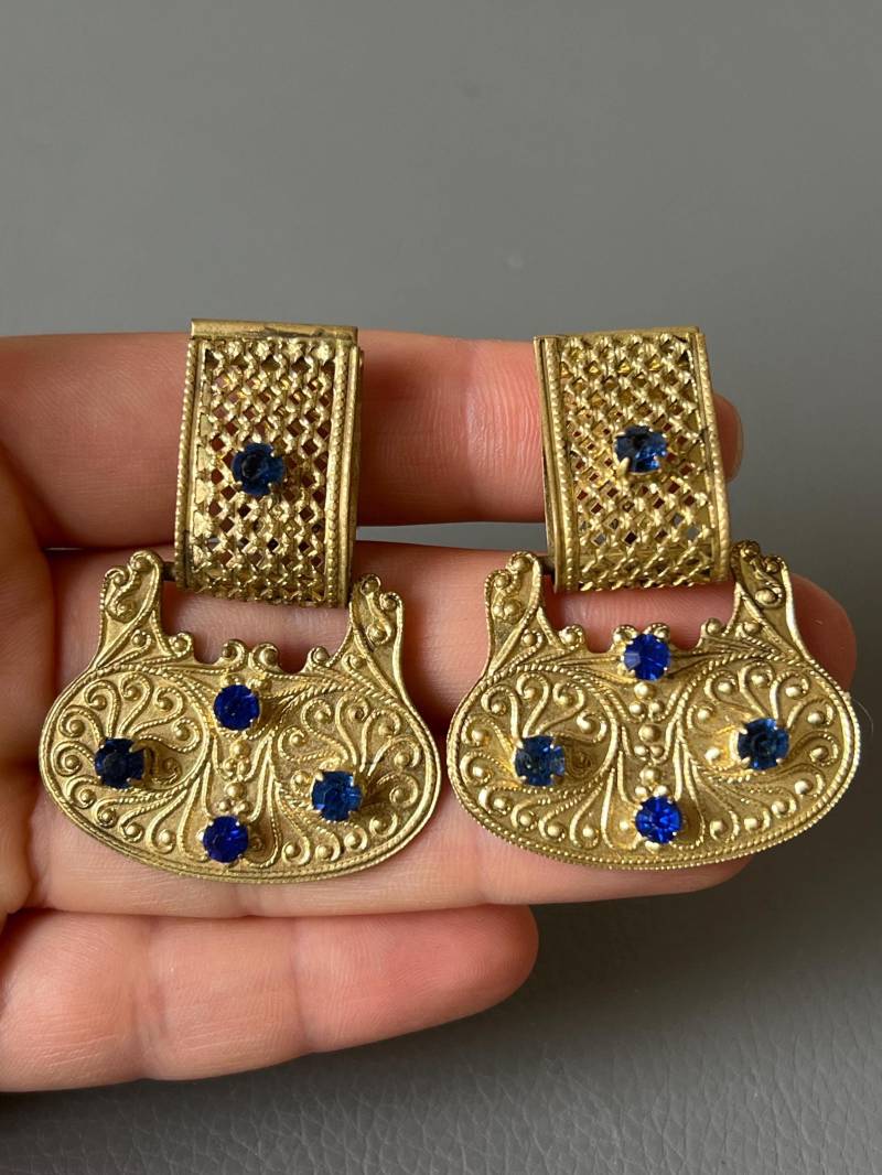 Vintage Durchbrochene Ohrclips Aus Blauem Glas Tschechoslowakei von NostalgiaBoutiqueR