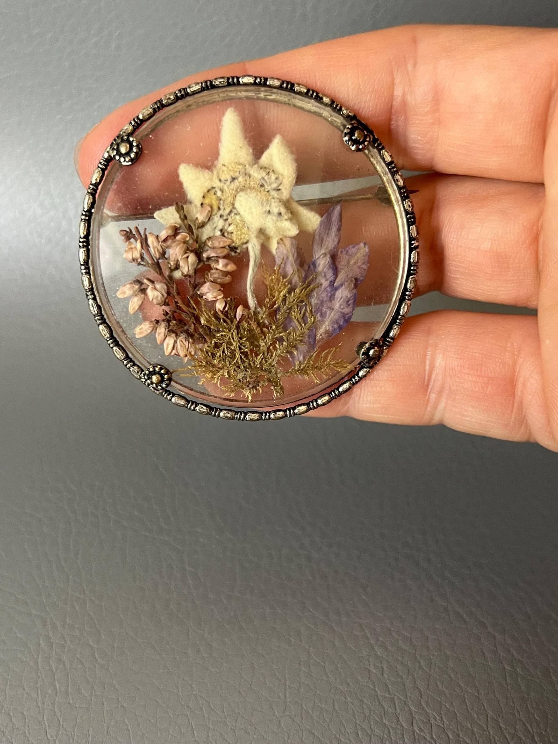 Vintage Edelweiss-Brosche Gepresstes Florales Design von NostalgiaBoutiqueR