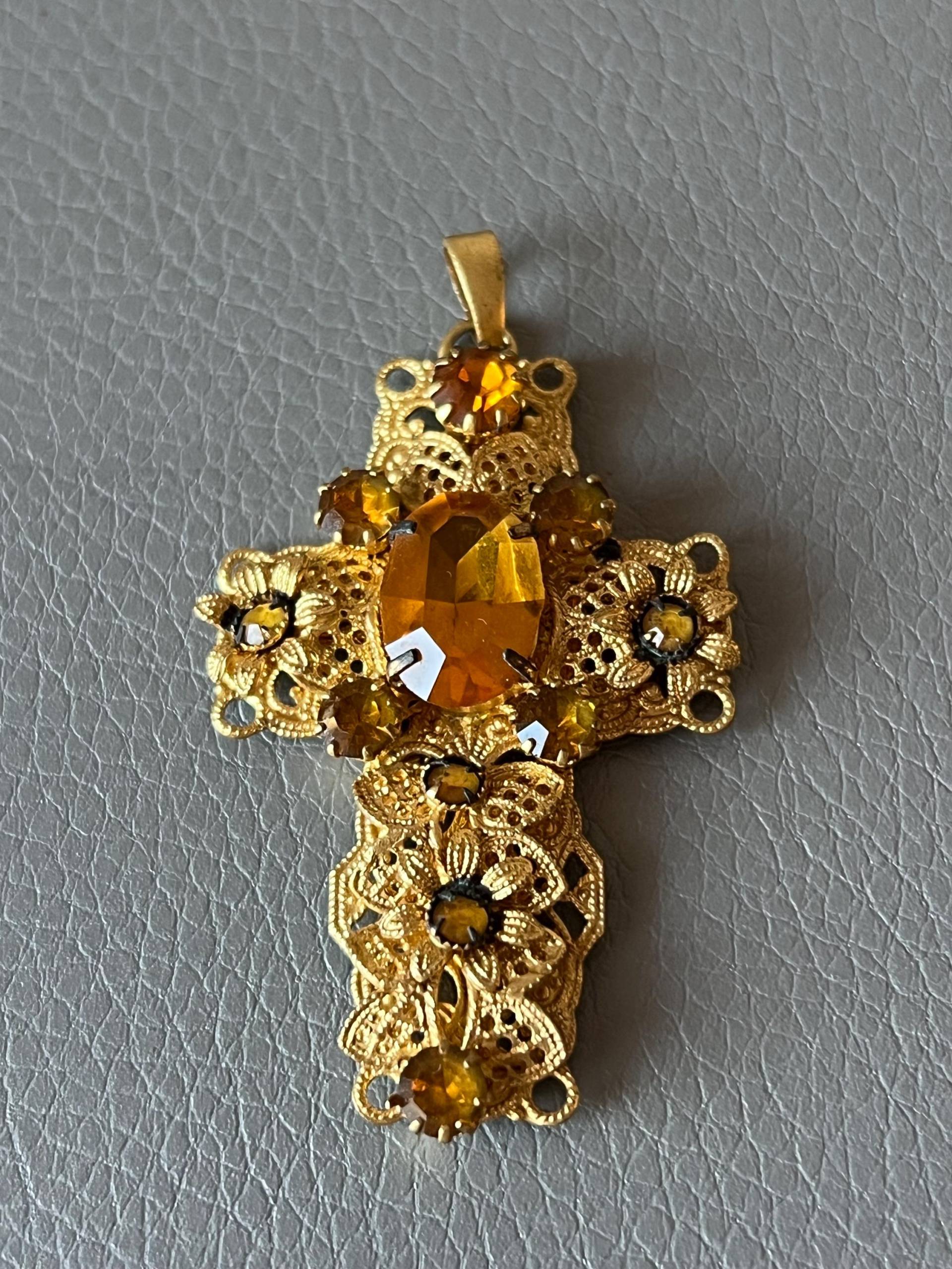 Vintage Filigrane Metall Anhänger Kreuz in Gold-Ton von NostalgiaBoutiqueR