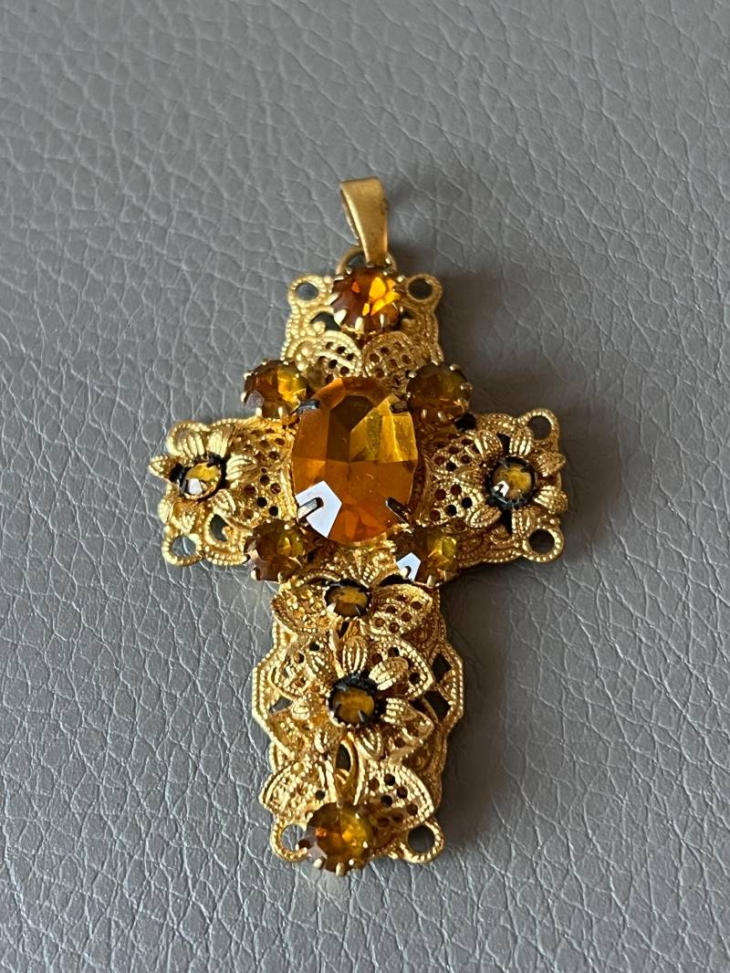 Vintage Filigrane Metall Anhänger Kreuz in Gold-Ton von NostalgiaBoutiqueR