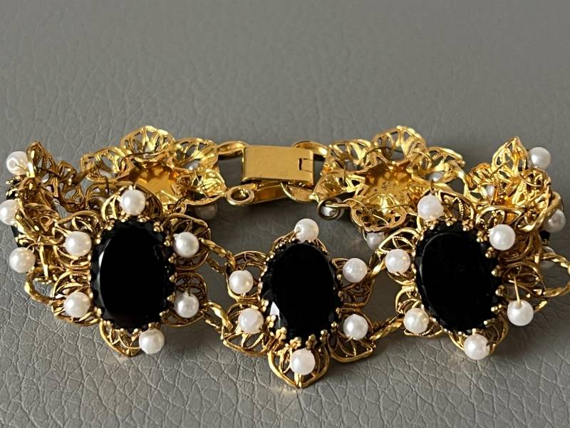 Vintage Gold Ton Armband Mit Schwarzen Steinen von NostalgiaBoutiqueR