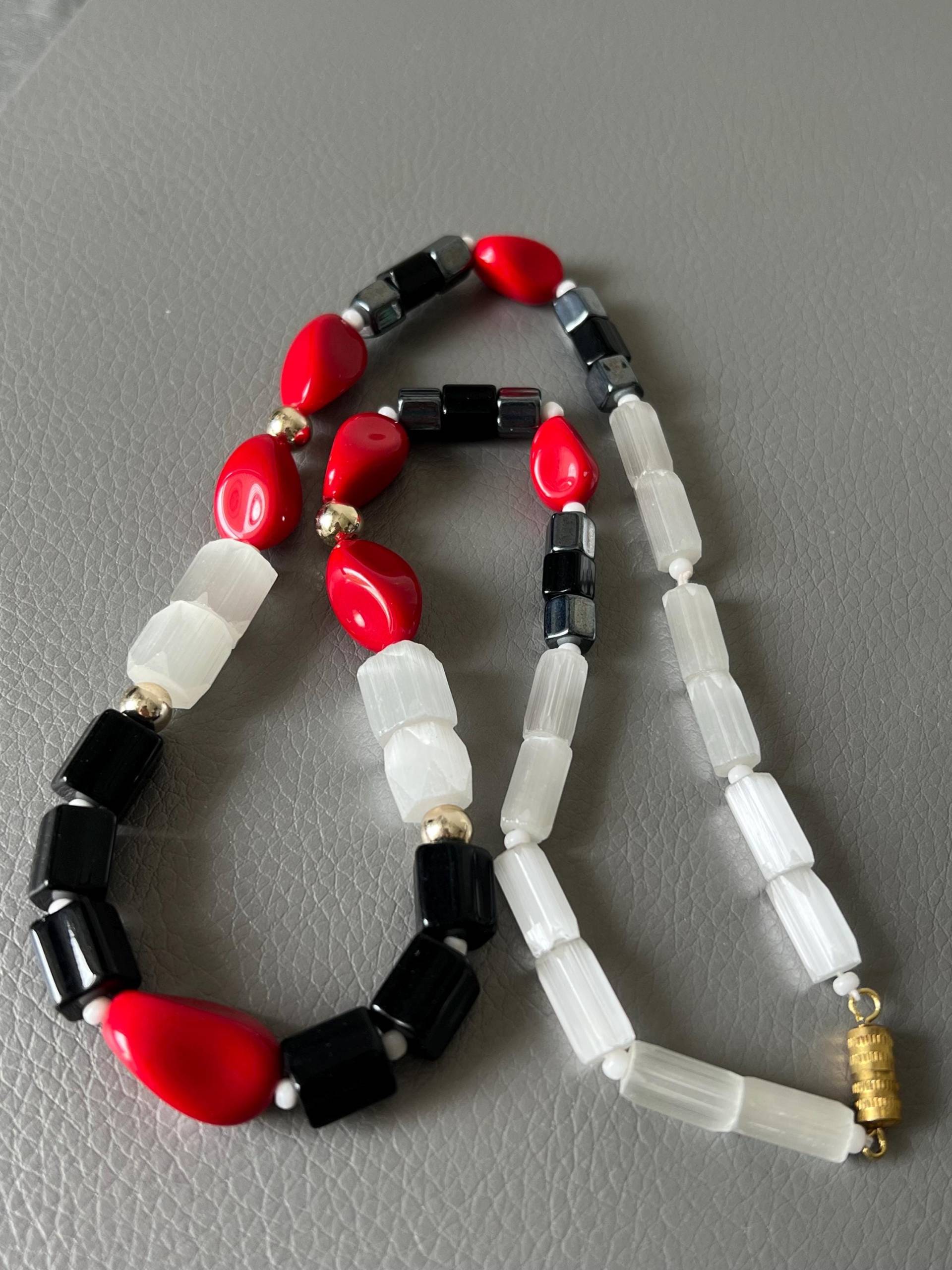 Vintage Halskette Mit Satin Glasperlen Und Schmuck von NostalgiaBoutiqueR