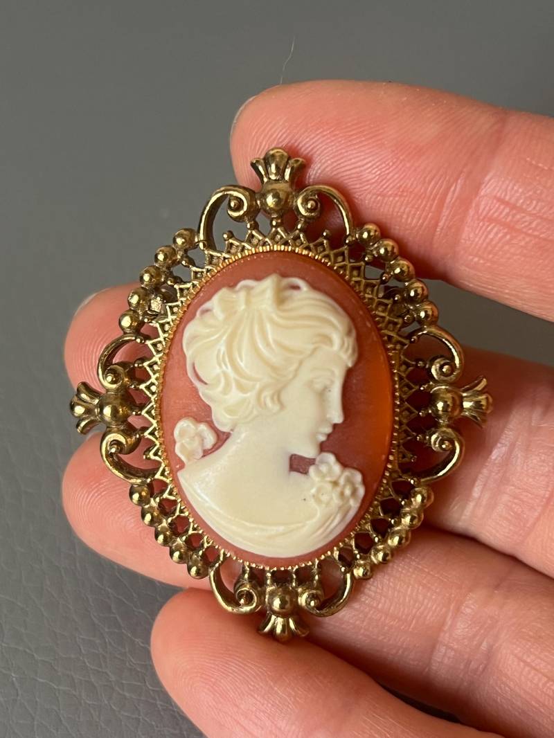 Vintage Kamee Duft Medaillon Brosche Anstecknadel Signiert Avon von NostalgiaBoutiqueR