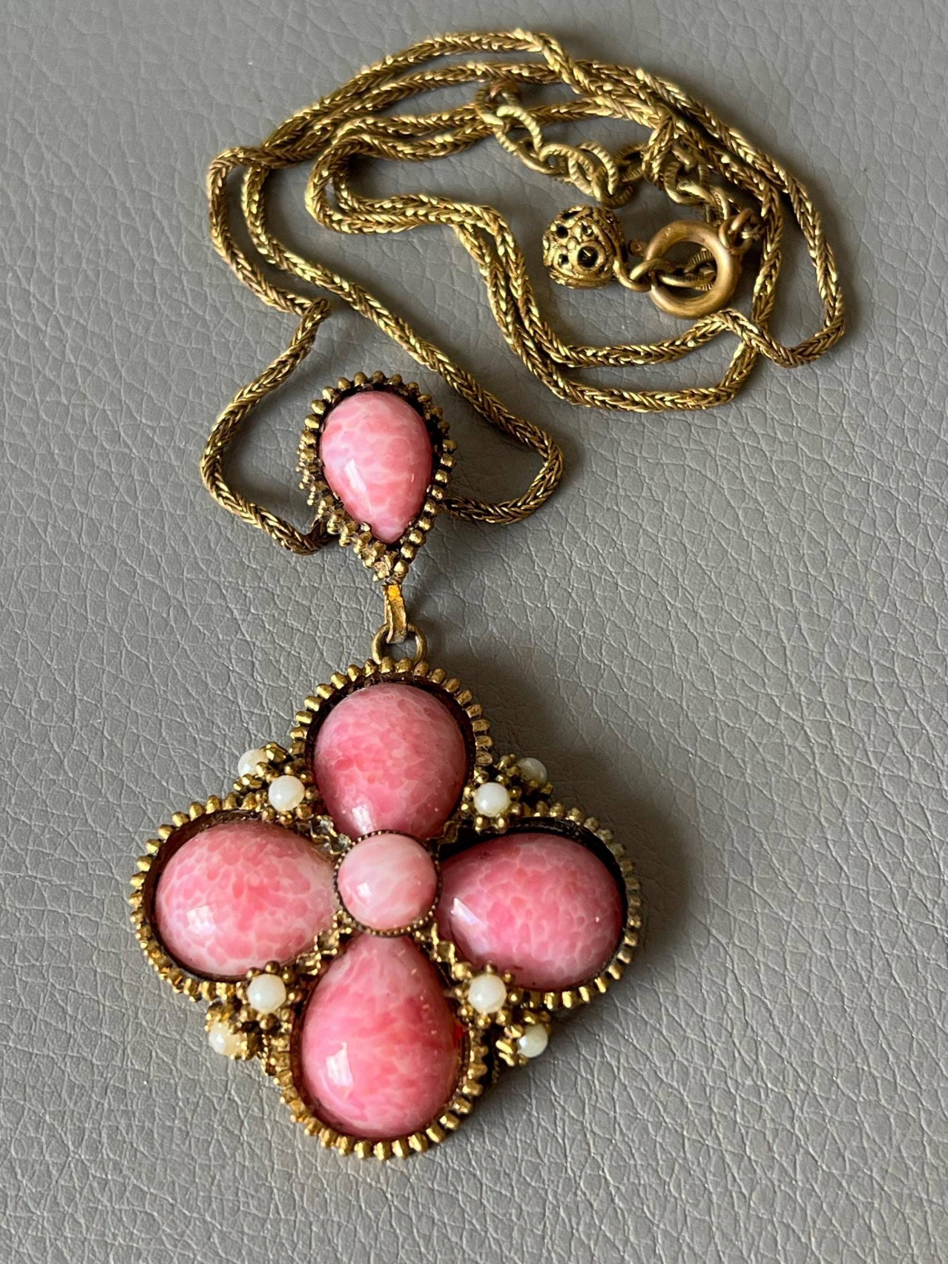 Vintage Ketten-Anhänger Mit Rosa Steinen 1960Er Jahre von NostalgiaBoutiqueR